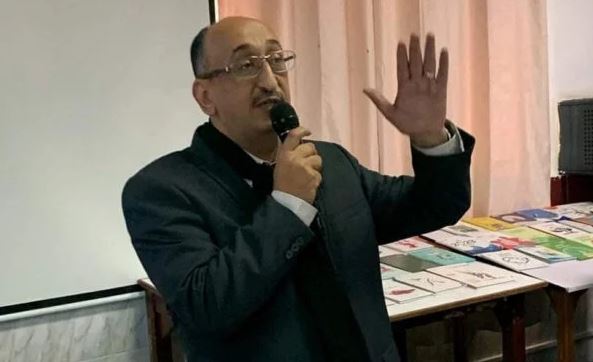 Mohamed Zakaria Soltan, a distinguished graphic artist, speaking passionately at a conference, showcasing his creative brilliance.